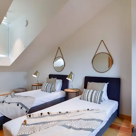 Stylish Indoor Patio, Free Netflix & Private Parking Lisboa