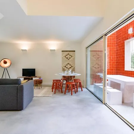 Stylish Indoor Patio, Free Netflix & Private Parking Apartment