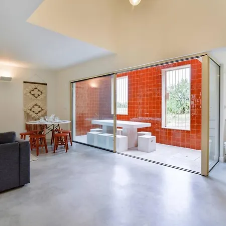 Stylish Indoor Patio, Free Netflix & Private Parking Lisbon