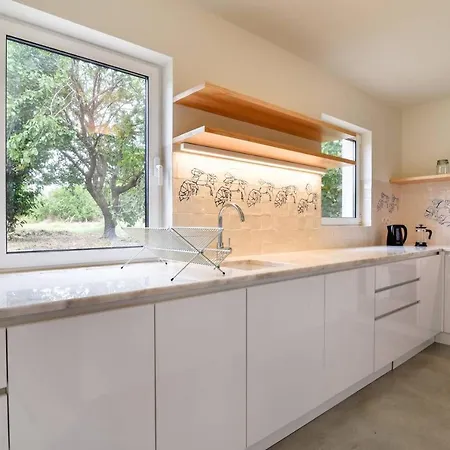 Stylish Indoor Patio, Free Netflix & Private Parking Apartment *