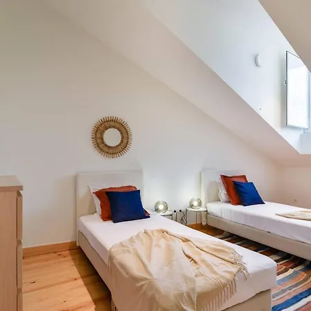 Stylish Indoor Patio, Free Netflix & Private Parking Apartment Lisbon